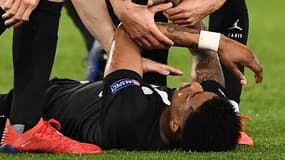 Presnel Kimpembe, consolé par ses coéquipiers après l'élimination en 8e contre MU (1-3 au Parc des Princes).
