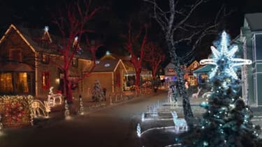 Cette année, Orange montre deux voisins s'affronter sur la décoration de Noël très high-tech de leurs maisons.