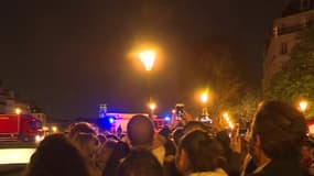 Incendie à Notre-Dame: les images des pompiers applaudis par les passants