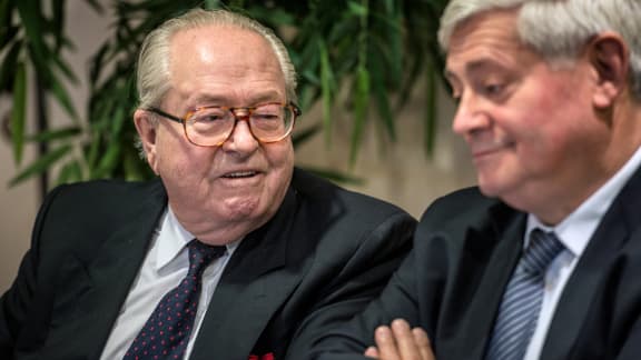 Jean-Marie Le Pen (à gauche) avait affirmé que les Roms "volent naturellement".