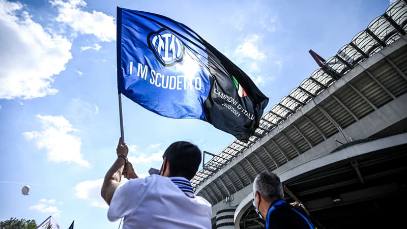 Crise à l’Inter: des supporters en colère manifestent devant le siège