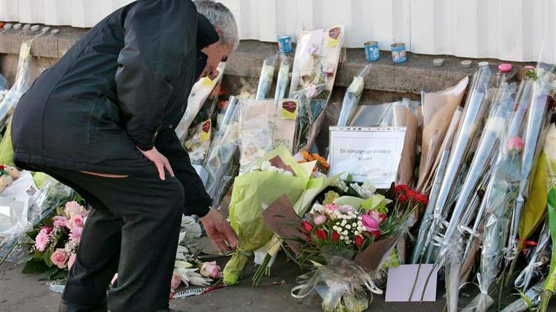 Un homme se recueille devant l'école juive où 4 personnes sont mortes lundi.