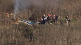 La carcasse de l'hélicoptère qui s'est abîmé sur une colline