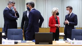 Emmanuel Macron avec Ursula von der Leyen, la présidente de la Commission européenne, le 17 février 2022 à Bruxelles. 