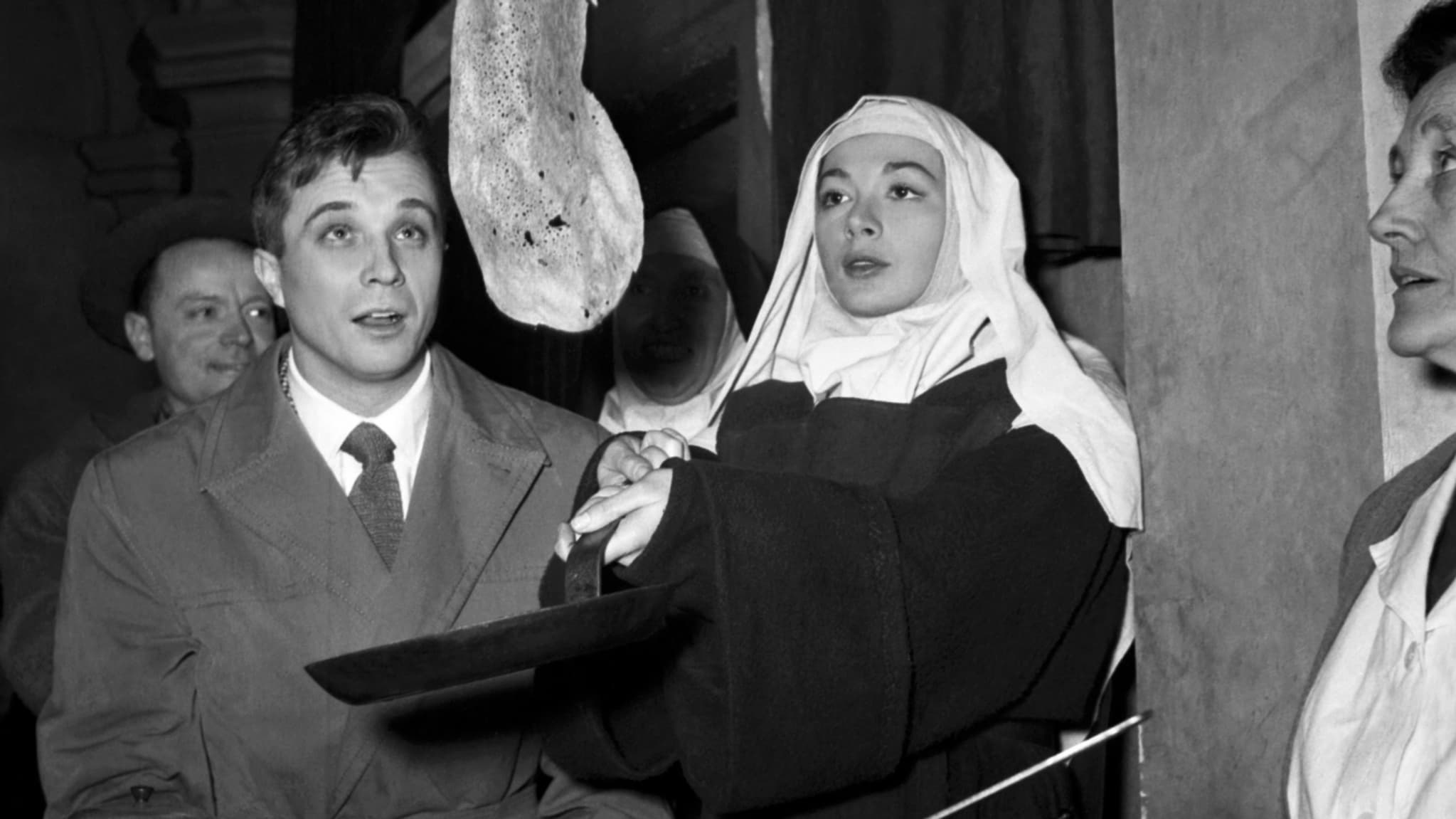 Juliette Gréco, habillée en religieuse pour le tournage d'un film, célèbre la Chandeleur 1953. 