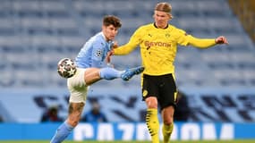 Le prodige de Dortmund Erling Haaland marqué par le défenseur de City John Stones lors du match aller entre les deux équipes à Manchester, le 6 avril 2021  