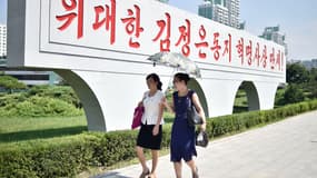 Deux femmes marchent sans masque à Pyongyang le 12 août 2022.