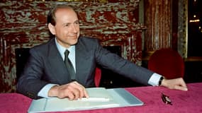 Silvio Berlusconi, le 3 février 1992, à Paris, lors d'une conférence de presse, sur la chaîne de télévision française "La Cinq".