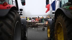 Des agriculteurs de Coordination rurale bloquent la circulation avec leurs tracteurs sur l'A62 près d'Agen, le 27 janiver 2024
