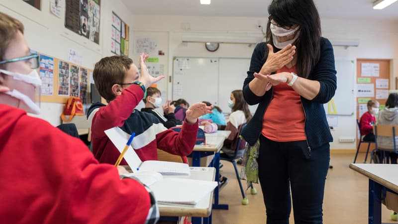 Marie Paule Kellerhals, coordinatrice de classe et enseignante de Langue des signes française (LSF) donne un cours à des élèves sourds dans sa classe de l'école Sajus, le 4 décembre 2020 à Ramonville en banlieue toulousaine, avec un masque inclusif en raison du Covid- 19 pandémie.