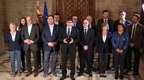L'ancien président Catalan Carles Puigdemont parle à la presse avec des membres de son gouvernement, le 1er octobre 2017, après le référendum pour l'indépendance de la Catalogne