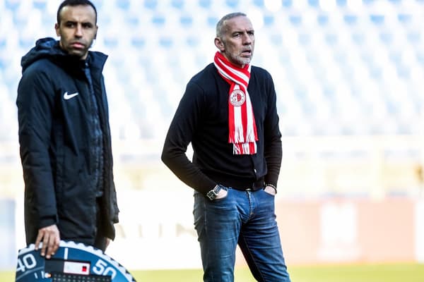 Eric Roy, écharpe du Stade Brestois autour du cou.