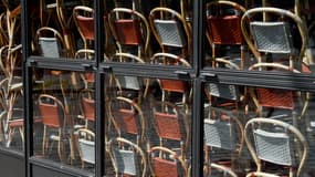 Des chaises rangées à l'intérieur d'une brasserie parisienne en raison du confinement lié à l'épidémie de coronavirus.