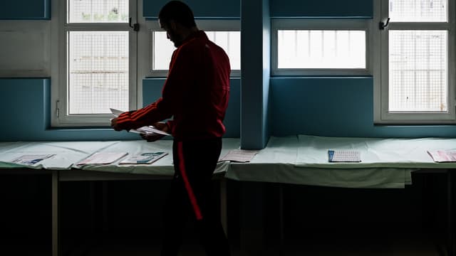 Un détenu de la maison d'arrêt de Fleury-Mérogis vote pour les élections européennes, le 22 mai.