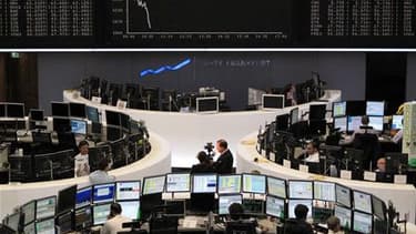 A la Bourse de Francfort. La crise de la dette grecque éclipse tout le reste sur les marchés financiers, entraînant un nouveau recul des actions et tirant l'euro à des niveaux auxquels il n'était plus tombé depuis un an face au dollar. Les investisseurs c