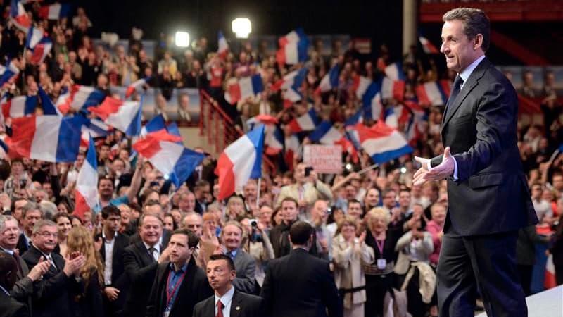 Nicolas Sarkozy, ici en meeting à Dijon, n'exclut pas un référendum sur des mesures de moralisation de la vie publique et réaffirme son intention d'en organiser un, le cas échéant, pour inscrire une règle d'or de bonne discipline budgétaire dans la Consti