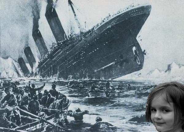 Le mème "Disaster Girl" détourné avec le naufrage du Titanic.