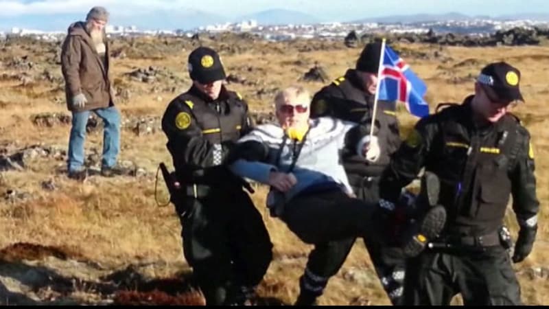 Manifestation contre des travaux de construction d'une route, en décembre 2013 en Islande