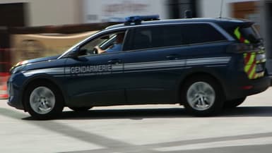 Une voiture de la gendarmerie à proximité du lieu de la fusillade à Puget-sur-Argens