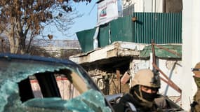 Des soldats des forces spéciales afghanes montent la garde devant le restaurant dévasté par un attentat vendredi soir.