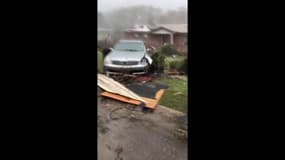 En Alabama, un conducteur filme une terrifiante tornade
