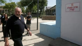 Le ministre israélien de la Défense Avigdor Lieberman à l'entrée d'un abri contre les bombardements à Katzrin, dans la partie du Golan occupée et annexée par Israël