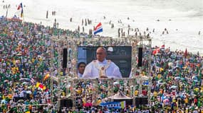 Le pape François a célébré la messe de clôture des Journées mondiales de jeunesse devant une foule immense rassemblée sur la plage de Copacabana à Rio de Janeiro. /Photo prise le 28 juillet 2013/REUTERS/Maria Luiz Mesquita-O Dia