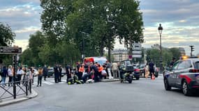 Accident grave de la circulation impliquant une trottinette, une voiture et un scooter près de l'Hôtel de Ville de Paris.