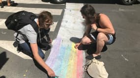 A la craie, des Parisiens ont recréé le passage piéton arc-en-ciel dégradé dans le Marais.