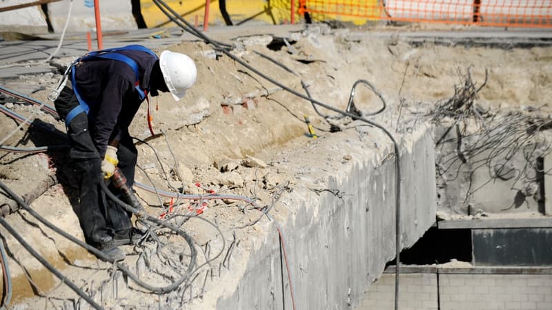 Un employé du BTP au travail sur un chantier