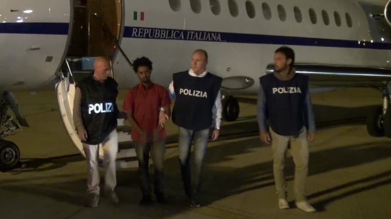 Le 8 juin 2016, la police italienne escorte Mered Medhanie, un homme présenté comme le "général" d'un des plus importants réseaux de trafic de migrants.