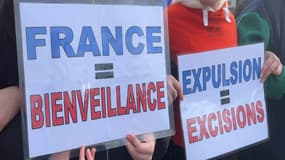 Des pancartes brandies lors de la mobilisation contre l'expulsion de Mariam et sa famille au Tchad le 1er février 2023 à Maromme.