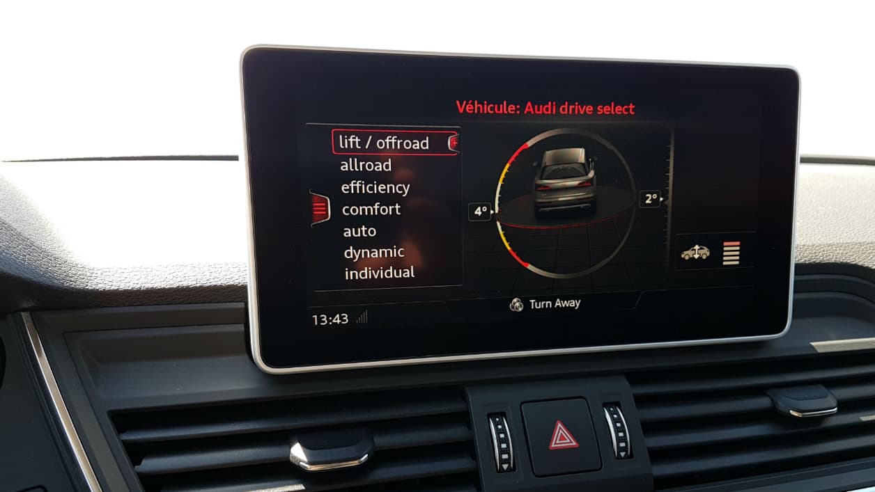 En modes allroad ou offroad, l'écran peut afficher l'angle de correction du relief de chaque côté du véhicule. En modes allroad ou offroad, l'écran peut afficher l'angle de correction du relief de chaque côté du véhicule.