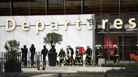 L'intervention des pompiers et du RAID à l'aéroport d'Orly, le samedi 18 mars 2017. 