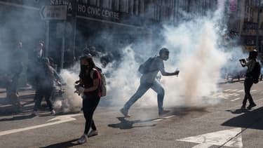 La police tente de disperser des manifestants avec du gaz lacrymogène à Hong Kong, le 11 novembre 2019.