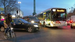 Alors que le sens de circulation a été réaménagé, la situation demeure chaotique place de la Bastille et les riverains et automobilistes souhaitent du changement.