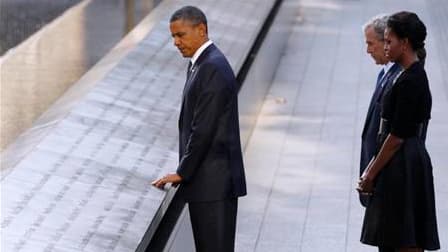 Barack Obama, devant son épouse Michelle et l'ancien président George W. Bush et son épouse Laura, dimanche à Ground Zero, à Manhattan, pour les commémorations à l'occasion du dixième anniversaire des attentats du 11 septembre 2001. Dans un silence irréel