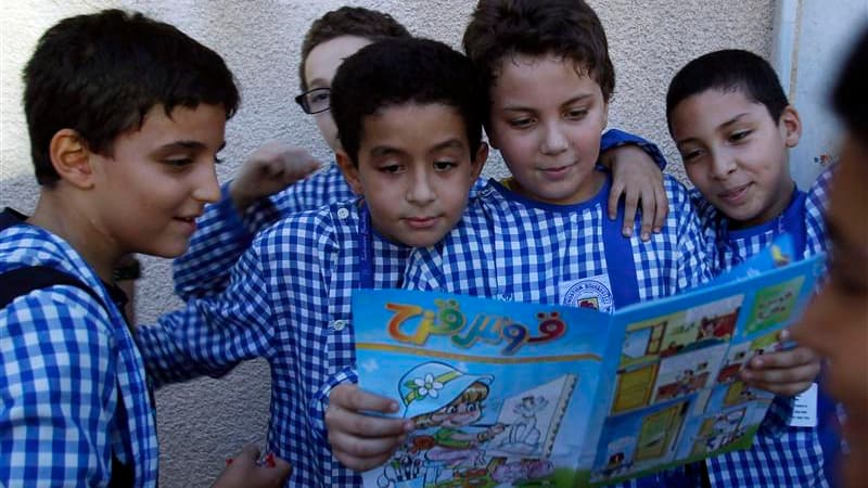 Pour avoir expliqué à ses jeunes lecteurs comment fabriquer un cocktail Molotov, un magazine tunisien pour enfants sera poursuivi en justice. /Photo prise le 9 octobre 2012/REUTERS/Zoubeir Souissi
