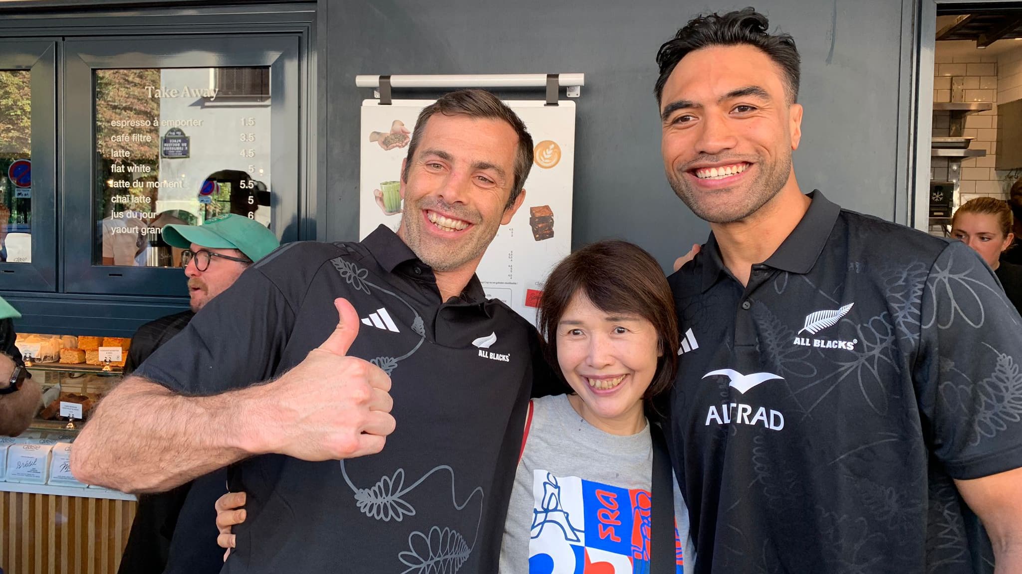 Conrad Smith et Victor Vito avec une supportrice de la Nouvelle-Zélande à Paris le 8 septembre 2023