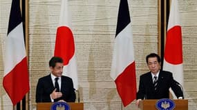 Nicolas Sarkozy aux côtés du Premier ministre japonais Naoto Kan. En visite express au Japon pour manifester la solidarité du G20 avec l'archipel, le chef de l'Etat a appelé de ses voeux l'adoption d'ici fin 2011 de nouvelles normes internationales en mat