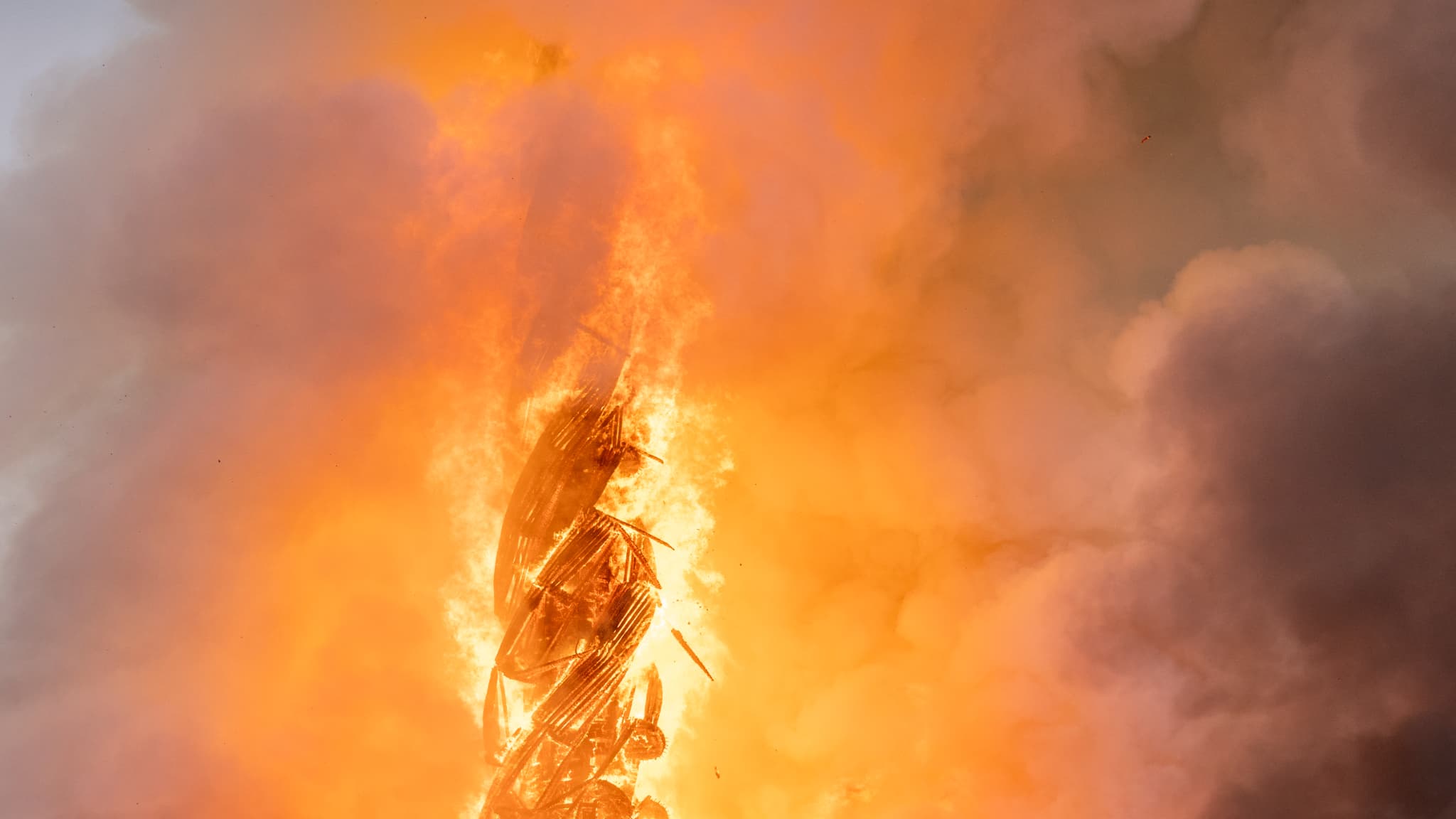 Des panaches de fumée s'échappent de la flèche du dragon du bâtiment de la Bourse en feu dans le centre de Copenhague, au Danemark, le 16 avril 2024. 
