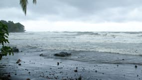 L'océan agité à Basse-Terre, en Guadeloupe, quelques heures avant l'arrivée de l'ouragan Maria, le 18 septembre 2017. 