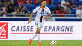 Emmanuel Mammana avec le maillot de l'OL