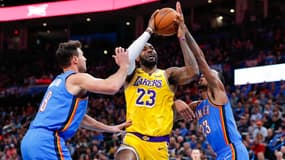 LeBron James au duel avec Danilo Gallinari et Terrance Ferguson lors du match OKC-Los Angeles Lakers, le 22 novembre 2019