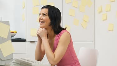 Les salariés français sont majoritairement heureux au bureau, grâce à la bonne ambiance entre collègues.