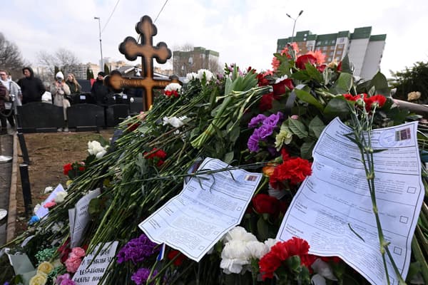 Des bulletins de vote sont déposés sur la tombe de l'opposant russe Alexei Navalny au cimetière de Borisovo à Moscou, le 17 mars 2024, dernier jour du scrutin de l'élection présidentielle russe.