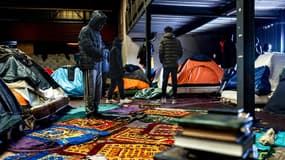 Un entrepôt abandonné, où des migrants s'abritent pendant les mois d'hiver, à Marck, près de Calais, dans le Pas-de-Calais, le 24 janvier 2025 (Photo d'illustration).