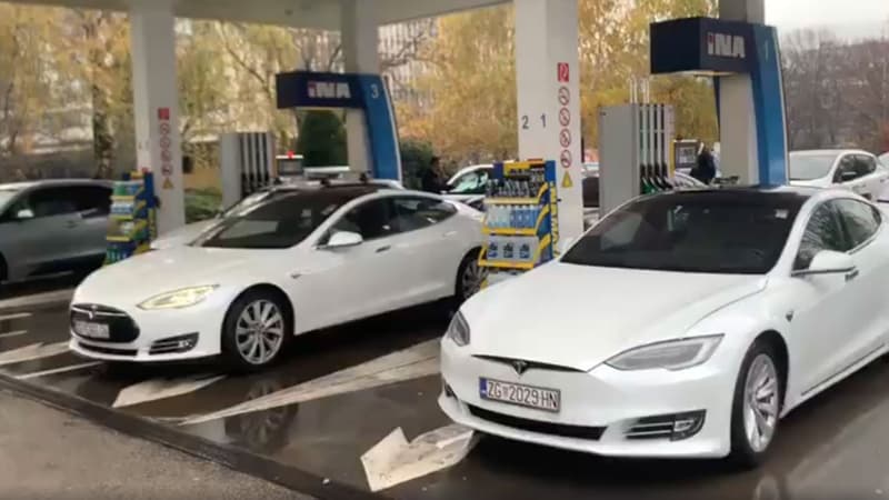 Des pompes de stations-service bloquées par des voitures électriques en Croatie.