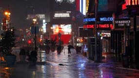 Times Square. L'ouragan Irene, qui a déjà fait neuf morts sur le sol américain, a atteint dimanche New York, la ville la plus peuplée des Etats-Unis et la capitale financière du pays, où toute activité a pratiquement cessé. /Photo prise le 28 août 2011/RE