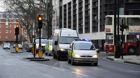 Arrivée d'un convoi de police au tribunal de Westminster, dans le centre de Londres, où neuf hommes arrêtés la semaine dernière ont comparu lundi. Les neuf suspects ont été inculpés de complot en vue d'actes de terrorisme en Grande-Bretagne. /Photo prise